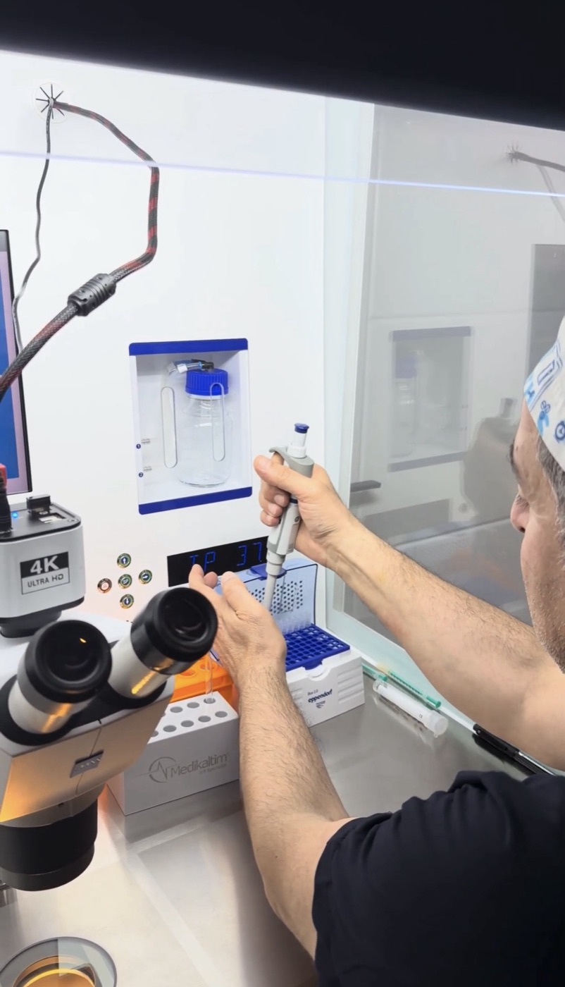 Fertina IVF embriyoloji laboratuvarında laminar akış kabininde steril örnek hazırlığı