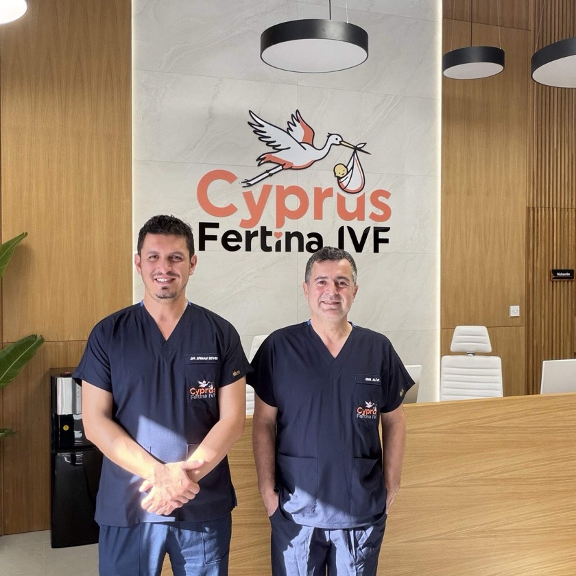 Cyprus Fertina IVF hekimleri klinik resepsiyonunda